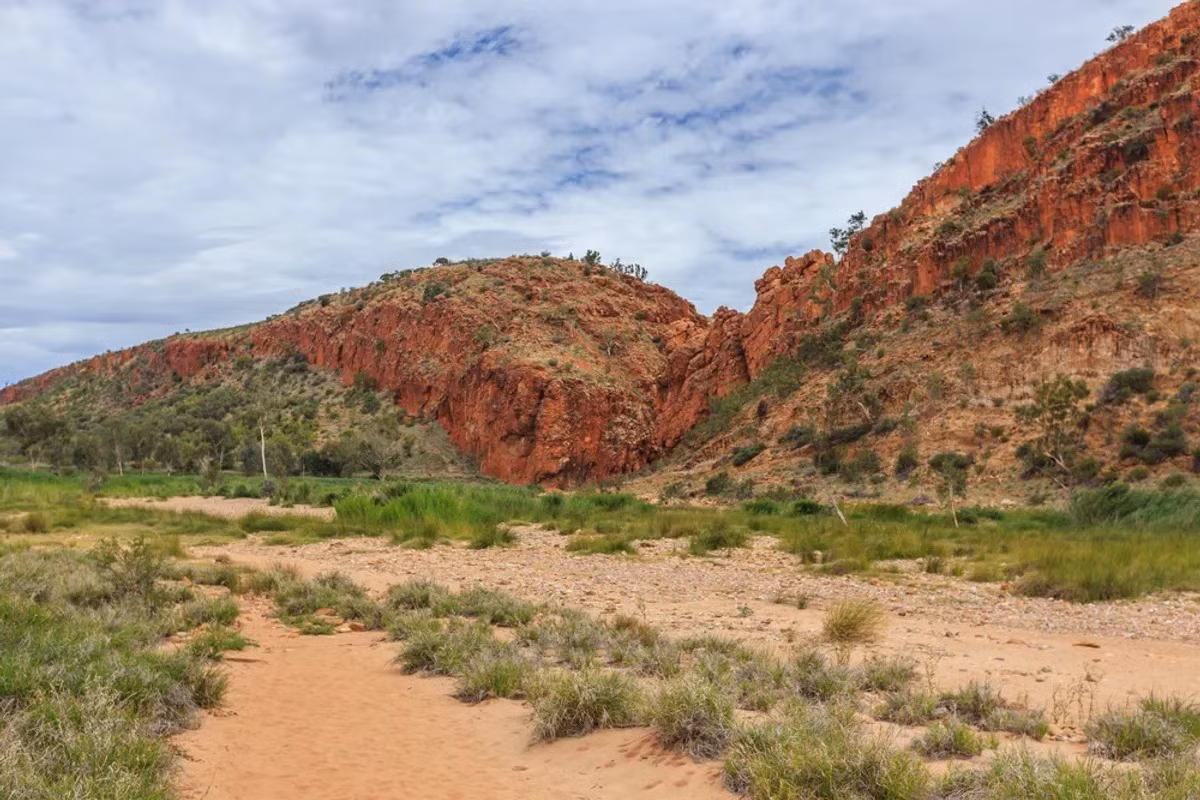 Một trong những bằng chứng mạnh mẽ nhất giúp xác định tuổi của sông Finke là một dị thường địa chất gọi là hệ thống thoát nước ngang trục. Ảnh: photodigitaal.nl/shutterstock.com.