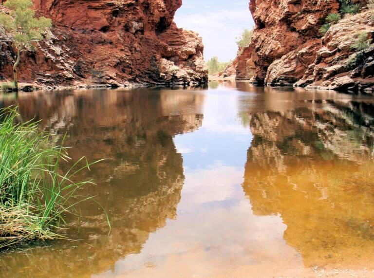 Trong nỗ lực xác định tuổi của sông Finke, các chuyên gia đã kết hợp giữa việc tìm hiểu các ghi chép địa chất, hồ sơ phong hóa cũng như các phép đo phóng xạ trong trầm tích và đá xung quanh. Qua đó, họ xác định niên đại của dòng sông này thuộc kỷ Devon (419 triệu đến 359 triệu năm) hoặc kỷ Carboniferous (359 triệu đến 299 triệu năm). Ảnh: CK Lee.