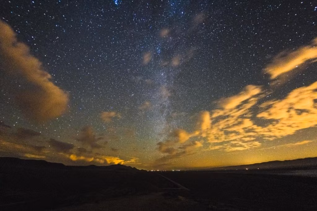 Càng về phía Nam, bạn sẽ càng thấy nhiều lõi sáng và bầu trời sẽ càng tối vào thời điểm này trong năm. Ảnh: lonelyspeck.