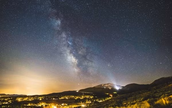 Nhìn từ Bắc bán cầu, đỉnh mờ hơn của Dải Ngân Hà đổ qua "Tam giác mùa hè", cụ thể là từ Deneb qua Altair. Đi theo đường chéo từ Đông sang Nam và thấp trên đường chân trời phía nam sẽ là lõi sáng của Ngân Hà. Ảnh: lonelyspeck.