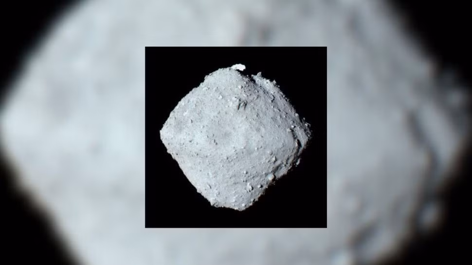 Nhóm nghiên cứu bao gồm các nhà khoa học công tác tại các viện nghiên cứu, bao gồm Đại học Hokkaido. Họ cho biết các mẫu đá được thu thập từ tiểu hành tinh Ryugu được hình thành trong điều kiện nhiệt độ cao cách đây 4,5673 tỷ năm, ngay sau khi Hệ Mặt trời ra đời. Ảnh: DARTS archive /Meli thev via Wikimedia Commons.