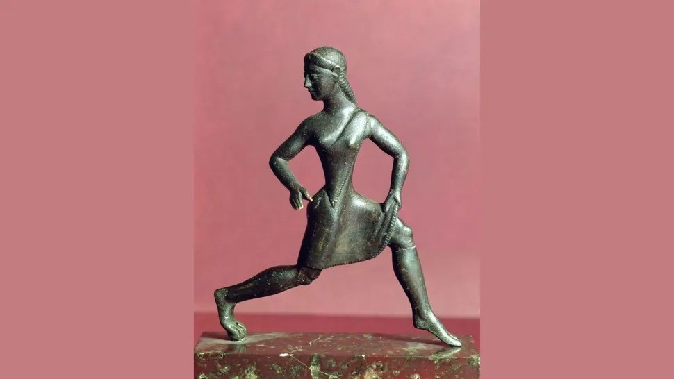 Thế vận hội Olympic cổ đại thu hút người dân từ khắp Hy Lạp, đôi khi cả ngoài lãnh thổ đế chế này tới xem. Trong thời gian tổ chức Olympic - một trong những sự kiện thể thao lớn nhất lịch sử nhân loại, các quy định đối với phụ nữ dường như rất nghiêm ngặt. Nhà văn Pausanias, người sống vào thế kỷ 2 sau Công nguyên ghi nhận có một đạo luật đề cập đến việc ném bất kỳ "phụ nữ nào bị bắt gặp có mặt tại Thế vận hội" xuống vách đá. Ảnh: Hulton Fine Art Collection/Getty Images.