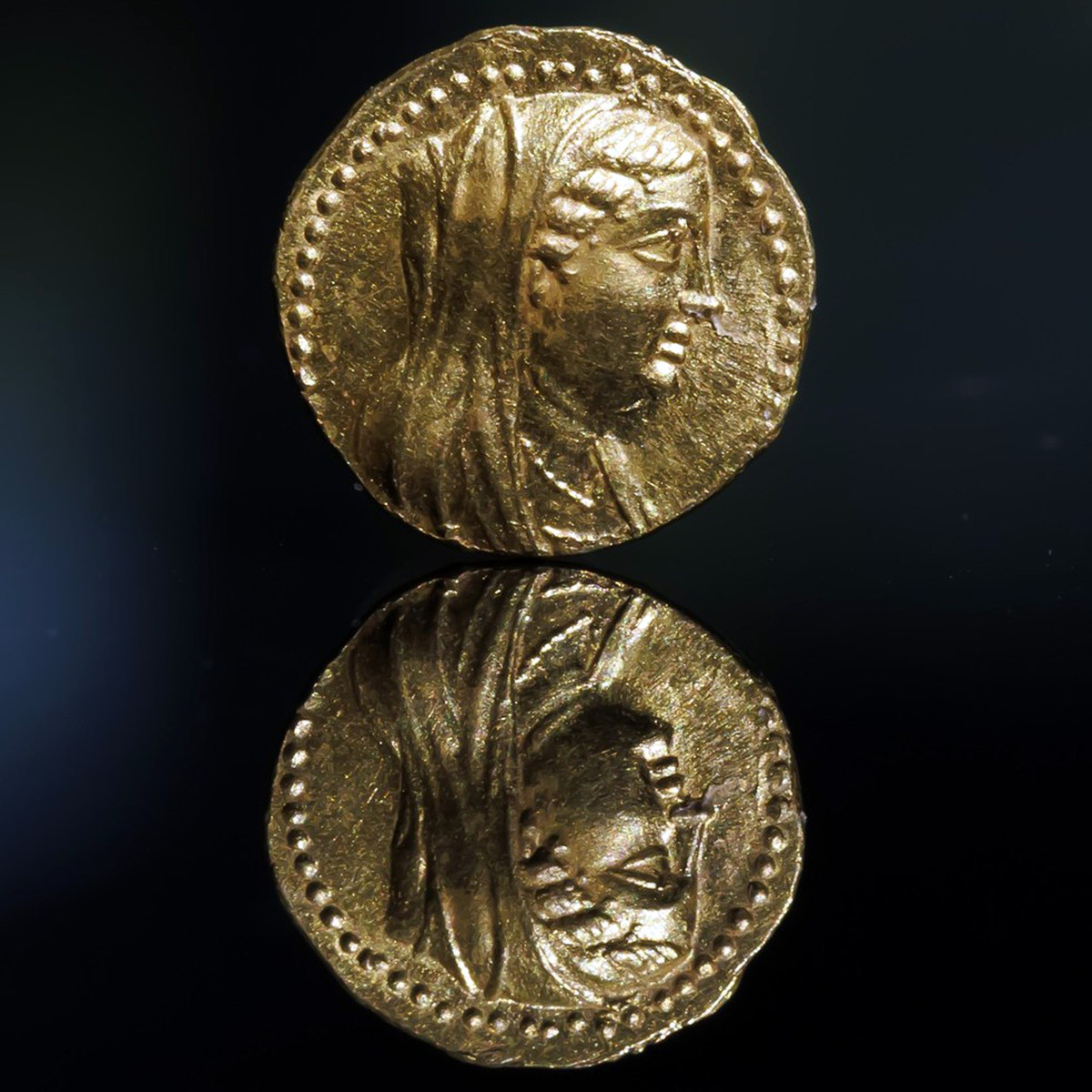 View - Phát hiện đồng tiền vàng 2.200 tuổi có hình nữ hoàng Ai Cập cổ đại | Báo Tri thức và Cuộc sống - TIN TỨC PHỔ BIẾN KIẾN THỨC 24H