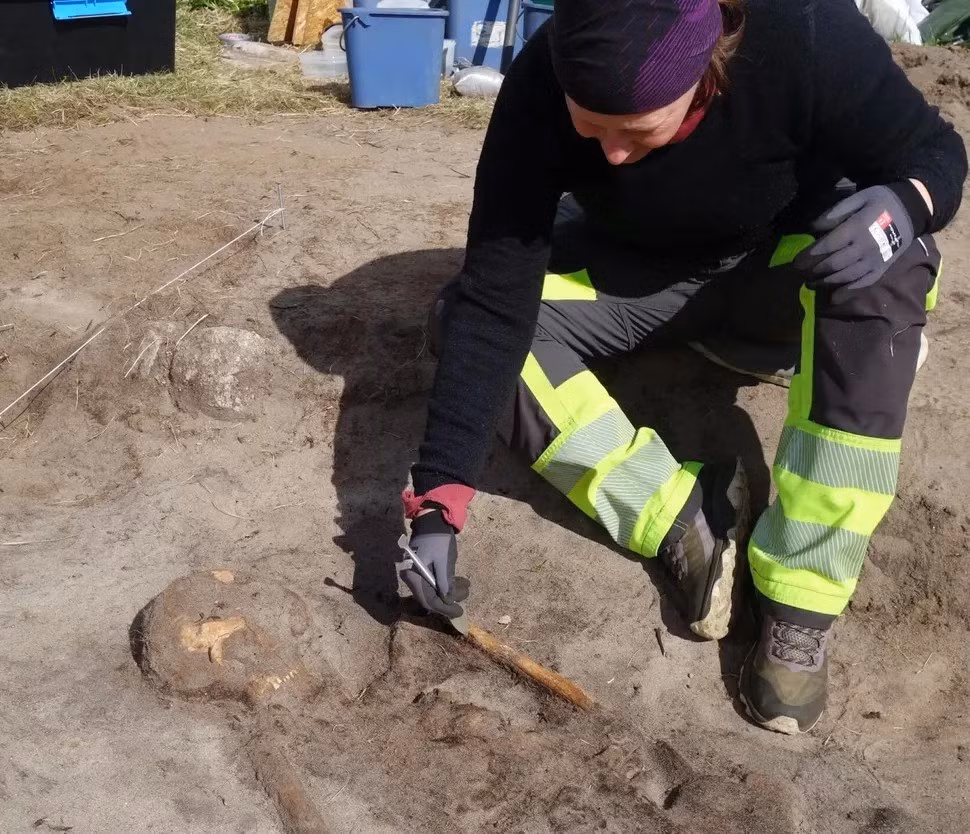 Bộ hài cốt được tìm thấy trong tư thế đầu hướng về phía Bắc. Trong khi đó, một con chó được đặt ở dưới chân của bộ hài cốt cho thấy con vật này có thể từng có mối quan hệ thân thiết với chủ. Ảnh: The Arctic University Museum of Norway, UiT.