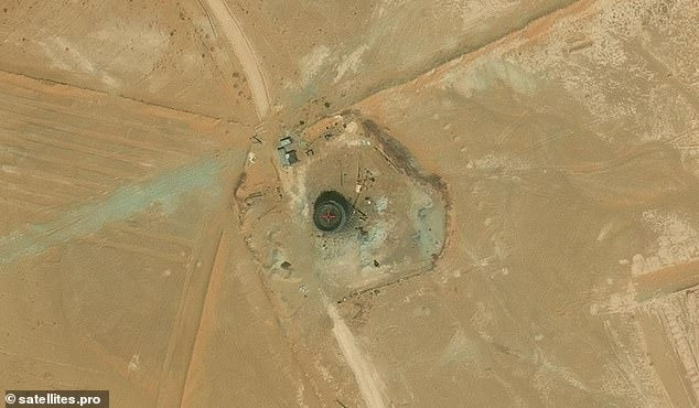 Thợ săn UFO Scott Waring cho hay, ông chính là người phát hiện ra vật thể này. Theo ông, đây có thể là một UFO đã nằm dưới lòng đất hàng chục ngàn năm, thậm chí còn xuất hiện trước cả thời kỳ lịch sử được ghi nhận của loài người. Ảnh: satellites.pro.