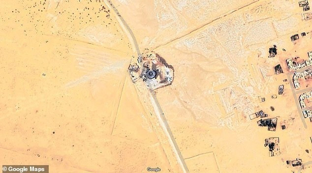 Sau khi xem ảnh chụp bởi Google Maps, một số người cho rằng, vật thể bí ẩn đó có thể là UFO bị rơi xuống sa mạc Sahara và chôn vùi trong hàng ngàn năm. Ảnh: Google Maps.