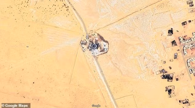 Sau khi xem ảnh chụp bởi Google Maps, một số người cho rằng, vật thể bí ẩn đó có thể là UFO bị rơi xuống sa mạc Sahara và chôn vùi trong hàng ngàn năm. Ảnh: Google Maps.