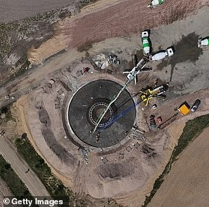 Cấu trúc kỳ lạ nghi UFO của người ngoài hành tinh trên được phát hiện trên Google Maps tại tọa độ 28°8'45.15’B 6°48'20.85’Đ. Trong một đoạn video chia sẻ phát hiện của mình, ông Waring cho biết theo công cụ đo độ cao của Google Earth Pro, vật thể này có thể nằm sâu khoảng 10,5m bên dưới mặt đất. Ảnh: Getty Images.