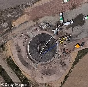 Cấu trúc kỳ lạ nghi UFO của người ngoài hành tinh trên được phát hiện trên Google Maps tại tọa độ 28°8'45.15’B 6°48'20.85’Đ. Trong một đoạn video chia sẻ phát hiện của mình, ông Waring cho biết theo công cụ đo độ cao của Google Earth Pro, vật thể này có thể nằm sâu khoảng 10,5m bên dưới mặt đất. Ảnh: Getty Images.