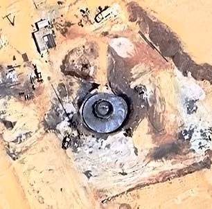 Dựa vào tốc độ tích tụ trầm tích của sa mạc Sahara là khoảng 0,5 mm mỗi năm, ông Waring ước tính vật thể này đã nằm đó khoảng 21.000 năm. Ảnh: Getty Images.