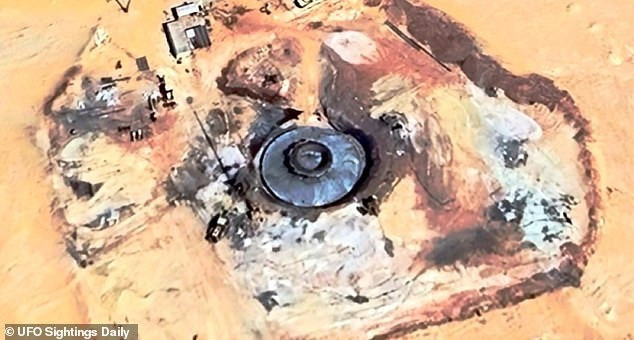 Người dùng Google Maps đã phát hiện một vật thể bí ẩn có hình dạng như “đĩa bay” bị chôn vùi giữa sa mạc Sahara, gần thị trấn nhỏ Bordj Omar Driss, Algeria. Ảnh: UFO Sightings Daily.