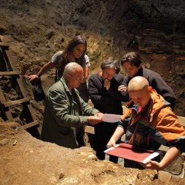 Kết quả phân tích ADN cho thấy thời điểm các loài khác nhau sống trong hang động và người Denisovan chính là những người đến đầu tiên khoảng 250.000 năm trước. Chính người Denisovan cũng đã tạo ra các công cụ bằng đá cổ nhất tại địa điểm này cách đây khoảng 250.000 - 170.000 năm trước. Ảnh: arch.ox.ac.uk.