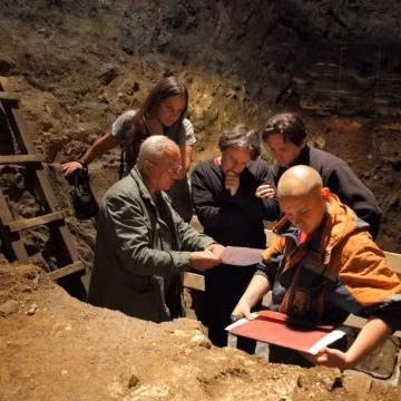Kết quả phân tích ADN cho thấy thời điểm các loài khác nhau sống trong hang động và người Denisovan chính là những người đến đầu tiên khoảng 250.000 năm trước. Chính người Denisovan cũng đã tạo ra các công cụ bằng đá cổ nhất tại địa điểm này cách đây khoảng 250.000 - 170.000 năm trước. Ảnh: arch.ox.ac.uk.