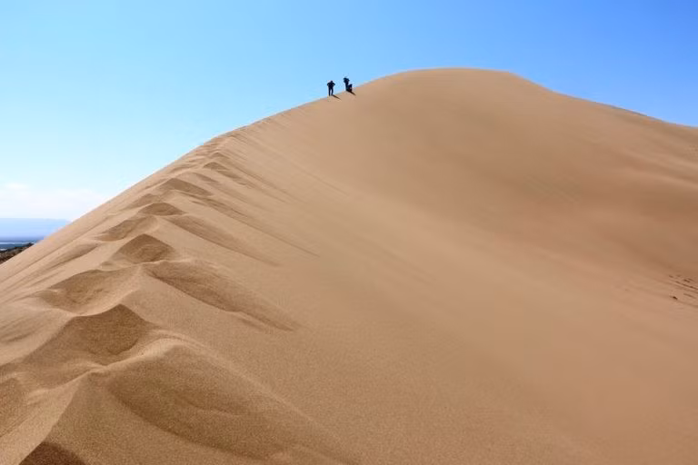 Một số giả thuyết đã được đưa ra để lý giải hiện tượng bí ẩn này. Trong đó, Simon Dagois-Bohoy, thành viên của nhóm các nhà nghiên cứu thuộc Đại học Paris Diderot, Pháp, cho rằng, khi có tác động bên ngoài như gió hay con người, động vật, cát chảy từ trên đỉnh cồn cát xuống với tốc độ khác nhau, va chạm vào nhau nên tạo ra những âm thanh kỳ bí mà con người nghe thấy. Ảnh: yvision.kz.