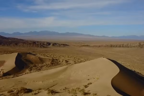 Chỉ khi có người trượt từ trên cao xuống, âm thanh kỳ lạ này mới xuất hiện và có thể nghe thấy. Gia đình của Alice đã đăng tải video ghi lại âm thanh kỳ bí đó. Ảnh: altynemel.kz.