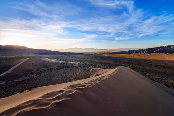 Được gọi là cồn cát "biết hát" ở Kazakhstan, khu vực này thuộc đảo Prince Edward, cách thủ đô Almaty 350 km. Đụn cát mà gia đình của Alice trượt từ trên đỉnh xuống có độ cao khoảng 150m, trải dài 3 km. Ảnh: altynemel.kz.