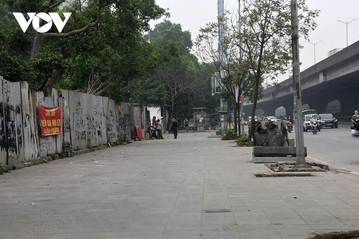 Băng rôn mời chào cho thuê điểm bán hoa Tết trên đường Nguyễn Xiển.