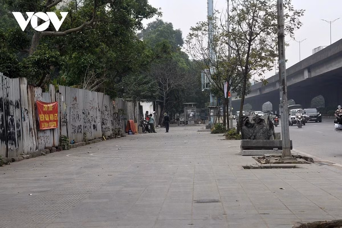 Băng rôn mời chào cho thuê điểm bán hoa Tết trên đường Nguyễn Xiển.