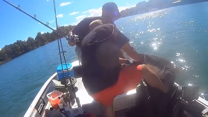 Trong video được chia sẻ, anh Yuri đang câu cá ở giữa sông thì một con cá da trơn bất ngờ cắn câu. Sau một lúc vật lộn, anh đã kéo được con cá trê rất lớn lên thuyền. Ảnh: Youtube.