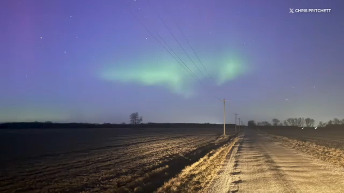 Hoạt động Mặt trời tăng khiến cực quang xuất hiện rực rỡ hơn khi các hạt năng lượng từ phun trào khối lượng vành nhật hoa ập đến từ trường Trái đất, tương tác với các khí trong khí quyển và tạo ra những dải sáng nhiều màu sắc trên bầu trời. Ảnh: abc11.com.