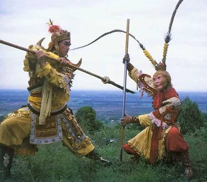 Ngoài ra, Nhị Lang Thần còn sở hữu bảo bối Tam tiêm đao đánh đâu diệt đó, sức mạnh vô song và Hao Thiên Khuyển. Do đó, Nhị Lang Thần còn được xem là chiến thần của Thiên đình.