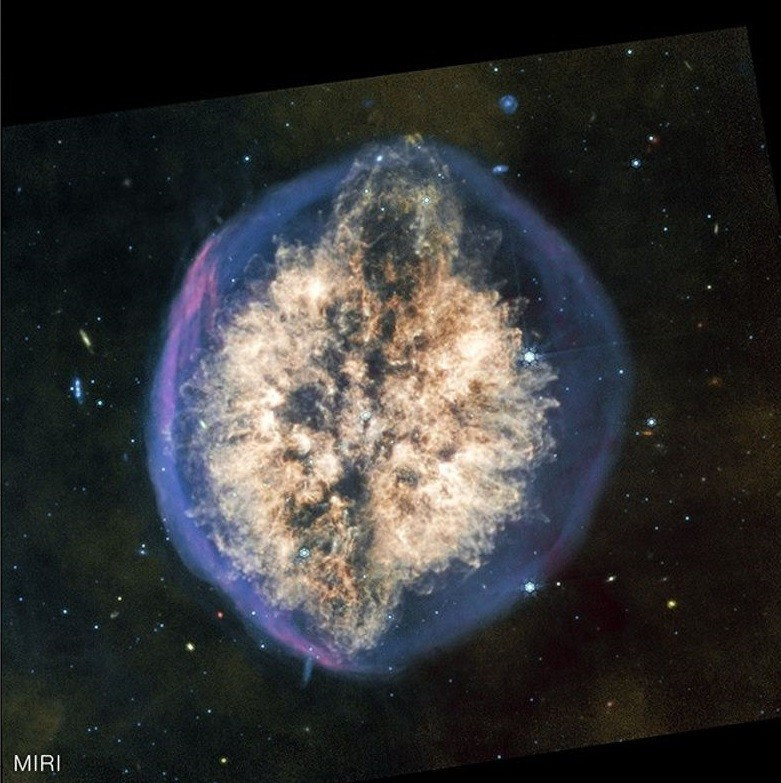 Tên chính thức của tinh vân đặc biệt trên là PMR 1. Tuy nhiên, với ngoại hình độc đáo trông như một bộ não người nằm trong một hộp sọ trong suốt nên được gọi biệt danh là "Hộp sọ lộ thiên". Ảnh: NASA.