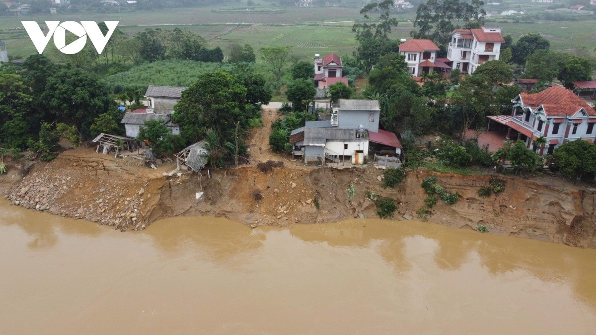 Ông Nguyễn Xuân Sang, một hộ dân bị ảnh hưởng nặng nề chia sẻ, ông sống ở đây hơn 30 năm, nhưng chưa bao giờ thấy sạt lở bờ sông nghiêm trọng như thời điểm này.