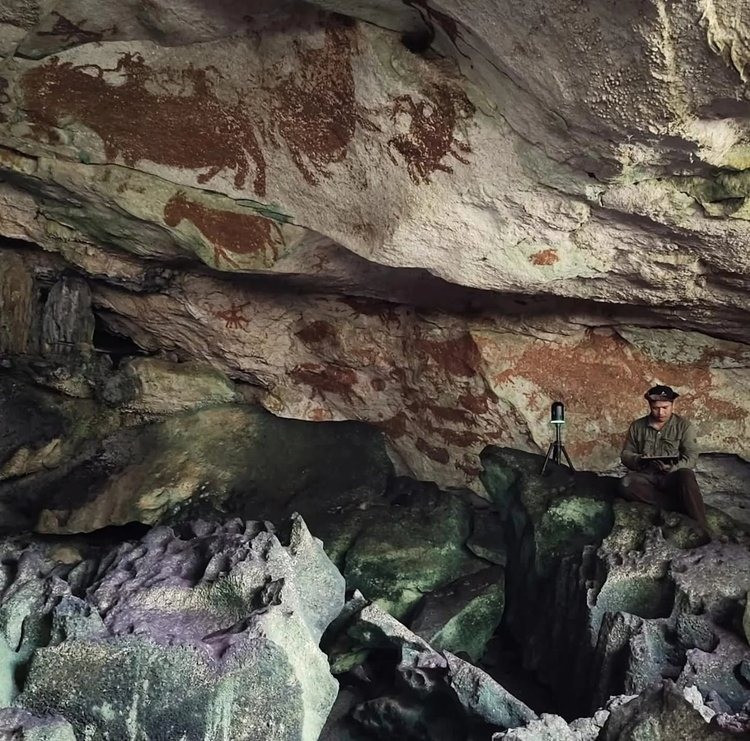 Hiện các chuyên gia chưa thể xác định ai là người đã tạo ra những dấu tay bên trong hang động ở đảo Sulawesi. Ảnh: Maxime Aubert.