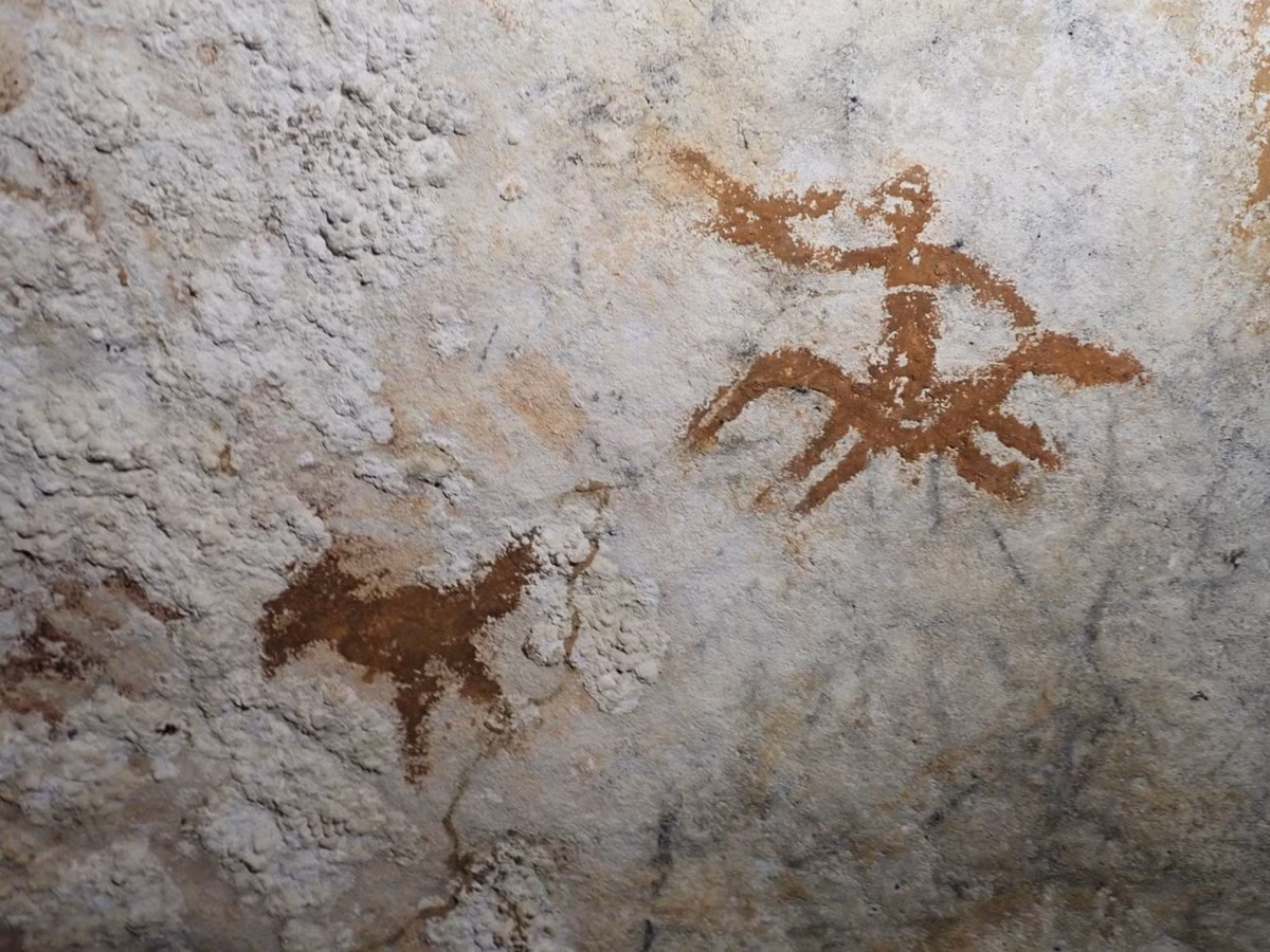 Dù vậy, một số nhà nghiên cứu đưa ra suy đoán người Denisovan từng sinh sống tại đây hoặc những người hiện đại rời châu Phi và di cư qua Trung Đông tới Australia trong giai đoạn này có thể là "tác giả" của những bức tranh hang động cổ nhất thế giới. Ảnh: Handout/Courtey of Maxime Aubert.