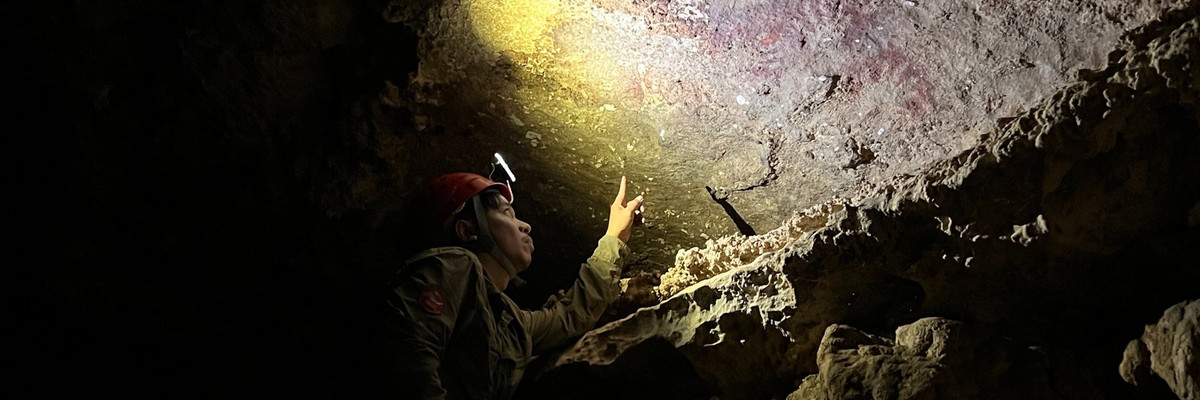 Những dấu tay màu nâu nhạt được các nhà khoa học Indonesia và Australia phát hiện trên đảo Sulawesi. Chúng được tạo ra bằng cách thổi chất màu lên bàn tay đặt sát vách đá, để lại đường viền rõ nét. Ảnh: theconversation.com.