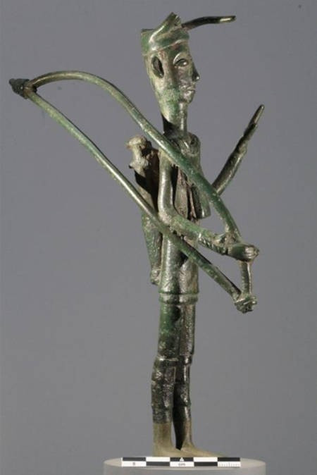 Những bức tượng đồng bronzetti thường cao khoảng 10 cm, khắc họa hình ảnh chiến binh đội mũ trụ có sừng, các thầy tế, động vật và các hình tượng thần thánh. Các hiện vật này cung cấp những hiểu biết vô giá về xã hội, tôn giáo và truyền thống nghệ thuật ở Địa Trung Hải thời Đồ đồng. Ảnh: Heide W. Nørgaard with permission of the Museo Archaeologica Nazionale di Caglairi/PLoS ONE.