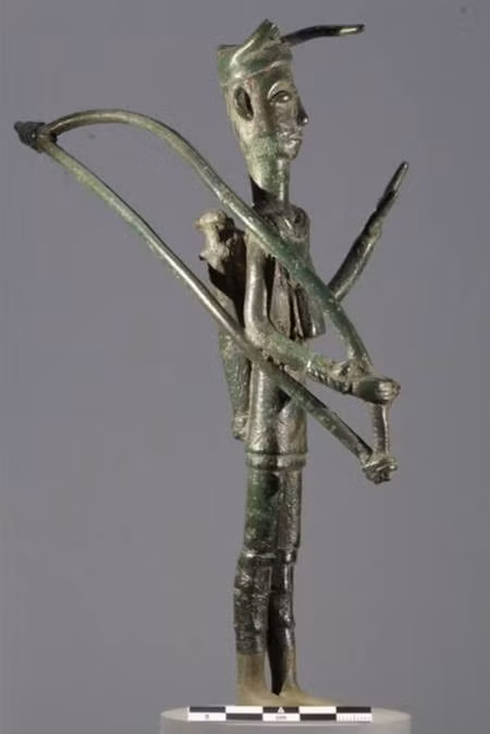 Những bức tượng đồng bronzetti thường cao khoảng 10 cm, khắc họa hình ảnh chiến binh đội mũ trụ có sừng, các thầy tế, động vật và các hình tượng thần thánh. Các hiện vật này cung cấp những hiểu biết vô giá về xã hội, tôn giáo và truyền thống nghệ thuật ở Địa Trung Hải thời Đồ đồng. Ảnh: Heide W. Nørgaard with permission of the Museo Archaeologica Nazionale di Caglairi/PLoS ONE.