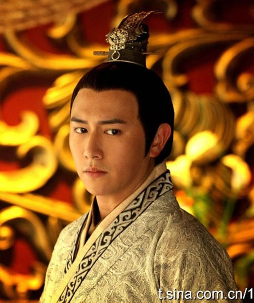 Khi loạn Đổng Trác bùng lên, ông tham gia cùng liên minh chư hầu do Viên Thiệu - anh em cùng cha khác mẹ - dẫn đầu chống Đổng Trác. Tuy nhiên, liên minh cuối cùng tan rã vì nội bộ bất hòa. Vậy nên, Viên Thuật với đội quân hùng mạnh của mình đã chiếm cứ một vùng rộng lớn ở Hoài Nam và lấy Thọ Xuân làm trung tâm.