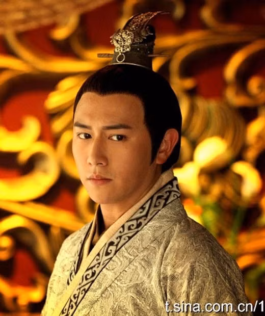 Khi loạn Đổng Trác bùng lên, ông tham gia cùng liên minh chư hầu do Viên Thiệu - anh em cùng cha khác mẹ - dẫn đầu chống Đổng Trác. Tuy nhiên, liên minh cuối cùng tan rã vì nội bộ bất hòa. Vậy nên, Viên Thuật với đội quân hùng mạnh của mình đã chiếm cứ một vùng rộng lớn ở Hoài Nam và lấy Thọ Xuân làm trung tâm.