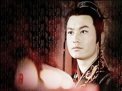 Viên Thuật, tên tự là Công Lộ, là dòng dõi quan lại cao cấp nhà Đông Hán. Tổ 5 đời của ông là Viên An làm chức Tư đồ thời Hán Chương Đế, cụ nội là Viên Sưởng làm chức Tư không đời Hán An đế, ông nội là Viên Thang làm Tư đồ thời Hán Hoàn Đế, cha là Viên Bàng làm Tư không thời Hán Linh Đế.