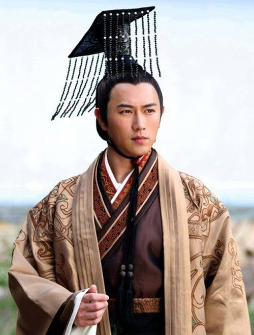 Với xuất thân trong gia đình danh giá, Viên Thuật được tiếp thu nền giáo dục đầy đủ. Với sự thông minh, tài trí, ngay từ khi còn trẻ, ông đã làm quan trong triều Đông Hán, từng giữ nhiều chức vụ quan trọng.