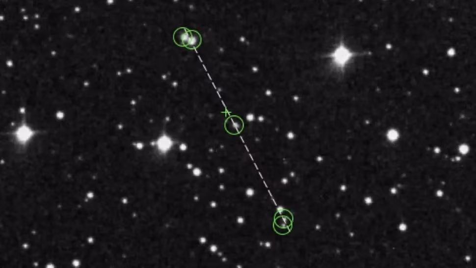 Để đi đến kết luận này, nhóm nghiên cứu tiến hành phân tích các bản số hóa của những tấm kính thiên văn, loại vật liệu được dùng để ghi lại hình ảnh bầu trời đêm, trong cuộc khảo sát bầu trời đêm từ năm 1949 - 1957. Ảnh: Beatriz Villarroel et al 2025/CC BY 4.0 (DOI 10.1088/1538-3873/ae0afe).