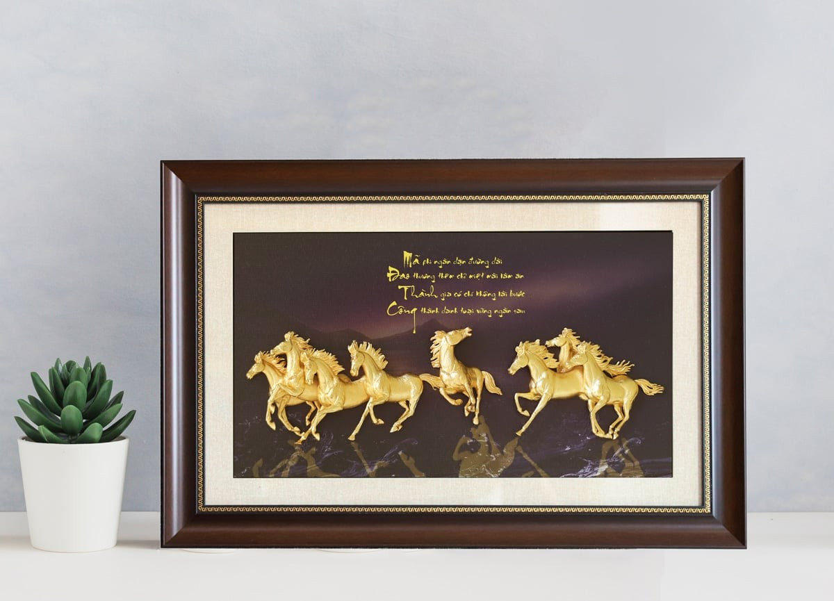 Theo phong thủy, tranh mã đáo thành công mang thông điệp về việc đạt được thắng lợi và thành quả tốt đẹp sau những nỗ lực làm việc chăm chỉ không ngừng nghỉ. Ảnh: goldengift.vn.