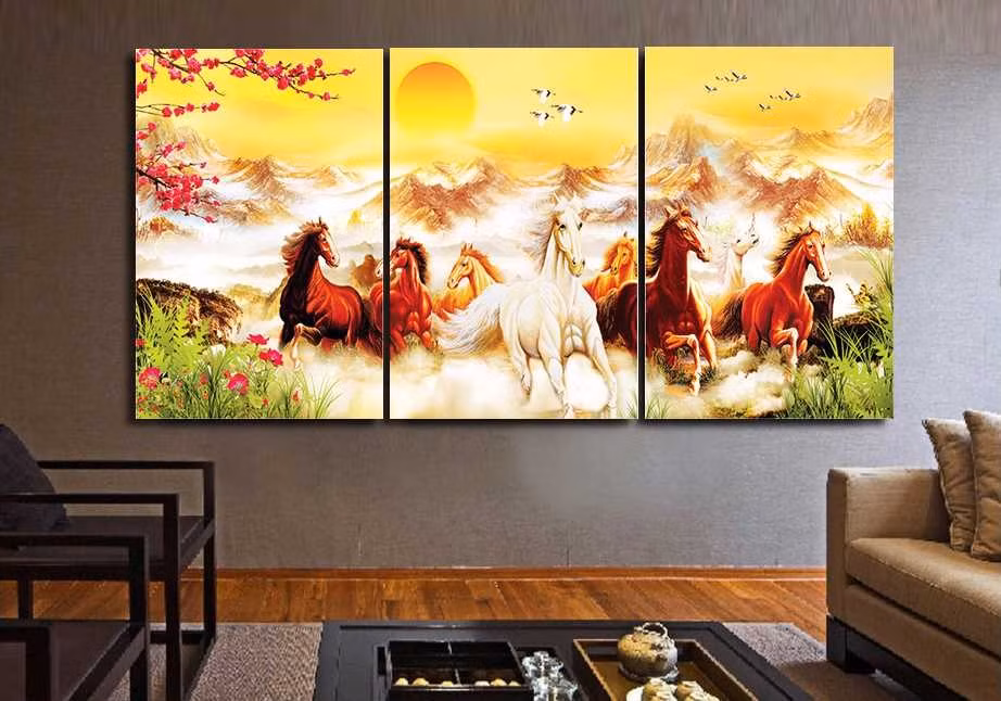 Điểm chung của các bức tranh mã đáo thành công là dù 8 con ngựa được vẽ đang phi nhanh trên cánh đồng, thảo nguyên, nước, tuyết... thì đều mang ý nghĩa vượt qua mọi khó khăn, thử thách để đạt được thành công trong sự nghiệp, tài vận hưng thịnh. Ảnh: artnam.vn.