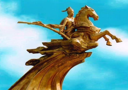 Tượng Thánh Gióng ngự trên đỉnh núi đá Chồng, thuộc Khu di tích Đền Sóc - Chùa Non (Sóc Sơn, Hà Nội). I.T