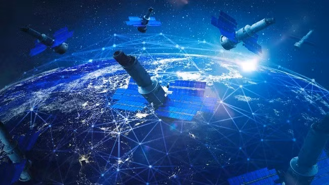 Thêm nữa, các cơn bão mặt trời có thể ảnh hưởng tới vệ tinh quỹ đạo thấp, bao gồm việc suy giảm hiệu suất mạng đến đẩy vệ tinh chệch quỹ đạo rất nguy hiểm. Ảnh: Yuichiro Chino/Getty Images.