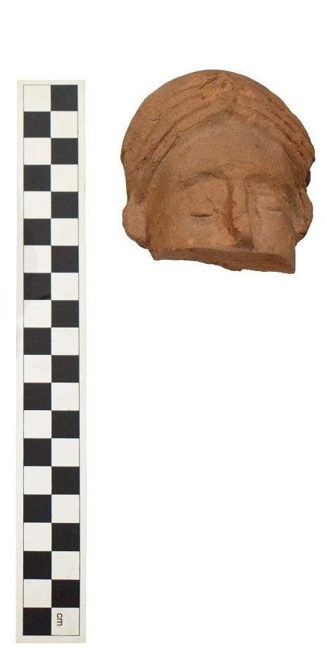 Phần đầu của bức tượng có những đường nét dường như mô tả khuôn mặt của một phụ nữ nhưng có vài đặc điểm khá bất thường. Ảnh: The Vindolanda Trust.