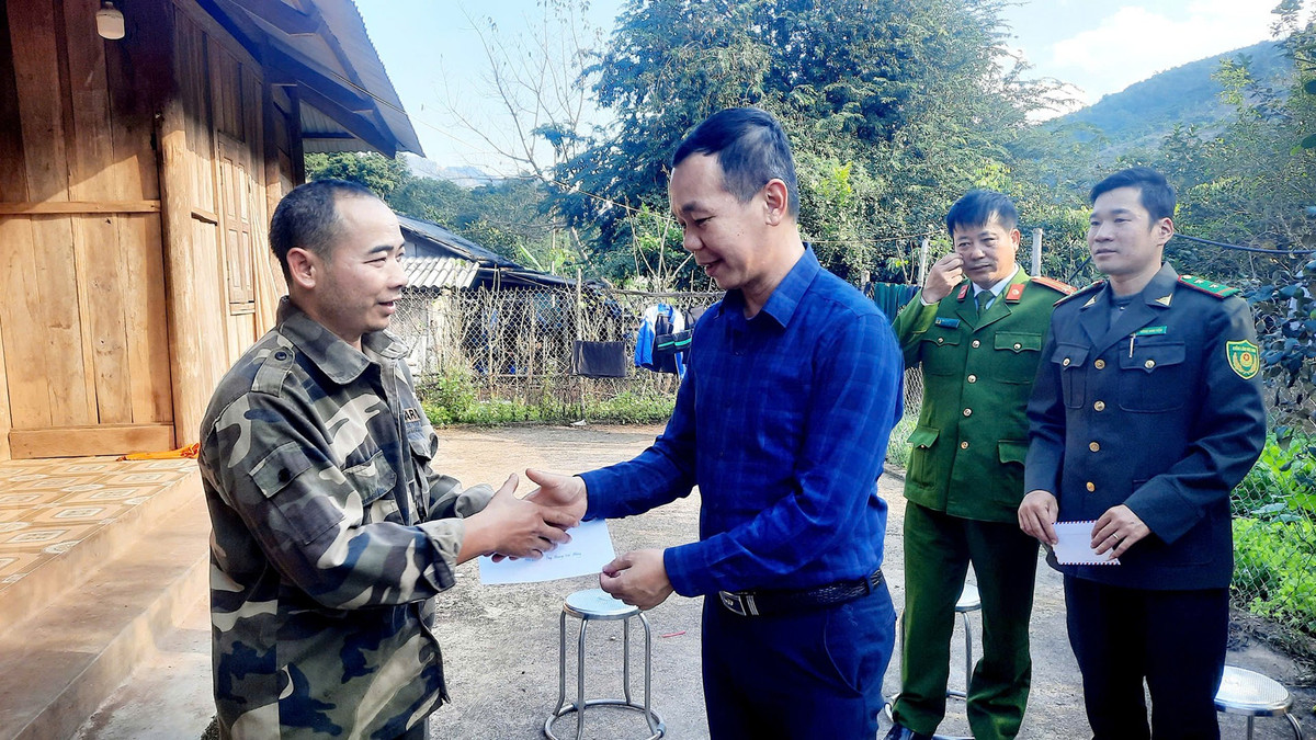 Theo chia sẻ của người dân, cá thể khỉ trên có biểu hiện hung dữ, không sợ hãi và thường rình rập để lao vào tấn công con người. Do đó, chính quyền địa phương khẩn trương lập tổ công tác để xua đuổi, xử lý cá thể khỉ nhằm bảo đảm an toàn sản xuất. Ảnh: CQCC.