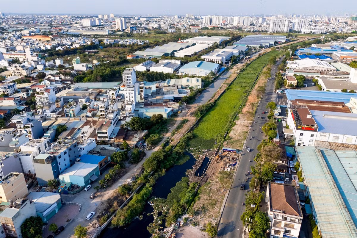 Theo ghi nhận của Tri Thức - Znews tại gói thầu XL-05 (khu vực gần cầu Bưng), tình trạng thi công cầm chừng thể hiện rõ rệt. Một bên đã hình thành đường ven kênh, trong khi phía còn lại vẫn ngổn ngang vật liệu, cỏ mọc phủ kín dự án.