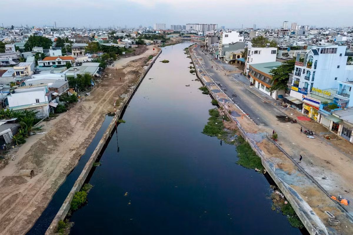 Đến nay, tiến độ tổng thể toàn bộ dự án đạt 67,5% khối lượng. Đối với các hạng mục cụ thể, phần kè bê tông đã hoàn thành 98%, phần đường giao thông và hạ tầng đạt 57%.