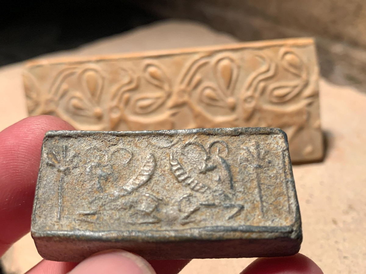 Cho đến nay, các chuyên gia vẫn chưa giải mã được ý nghĩa người xưa tạo ra bức tượng bằng bạc khắc họa sinh vật nửa người nửa bò. Tuy nhiên, giáo sư Hansen suy đoán hiện vật này có thể được dùng trong một nghi lễ hoặc cố tình được chôn dưới nền móng của một công trình, có thể là ngôi đền như một cách đánh dấu vùng đất linh thiêng. Ảnh: downunderpharaoh.patternbyetsy.com.