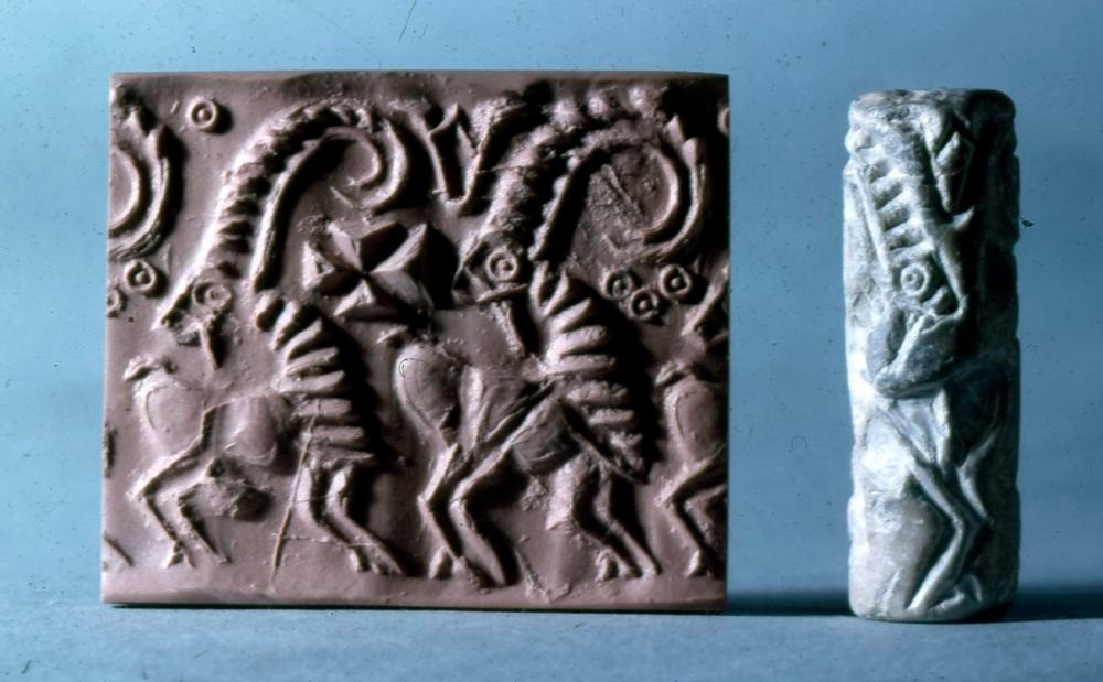 Theo giáo sư Hansen, bức tượng được làm tại Elam - vùng đất ngày nay là khu vực Tây Nam Iran. Khu vực này là nơi sinh sống của người dân thuộc nền văn minh tiền Elamite. Họ đã phát minh ra con dấu hình trụ - những con dấu được khắc họa các cảnh vật và được sử dụng cho mục đích hành chính. Ảnh: britishmuseum.org.