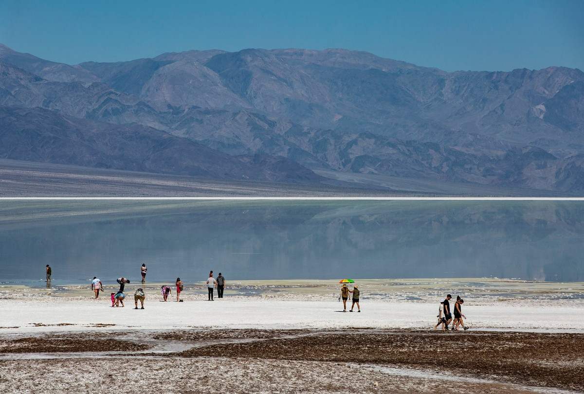 Hồ Manly hình thành ở Badwater Basin (Lòng chảo Badwater), điểm thấp nhất Bắc Mỹ, nằm thấp hơn mực nước biển tới 86m. Trong điều kiện bình thường, Badwater Basin chỉ là một biển muối khô cằn, nứt nẻ dưới cái nóng khắc nghiệt. Ảnh: George Rose/Getty Images.
