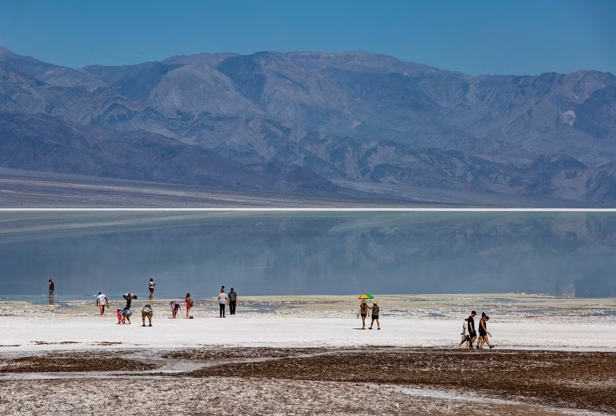 Hồ Manly hình thành ở Badwater Basin (Lòng chảo Badwater), điểm thấp nhất Bắc Mỹ, nằm thấp hơn mực nước biển tới 86m. Trong điều kiện bình thường, Badwater Basin chỉ là một biển muối khô cằn, nứt nẻ dưới cái nóng khắc nghiệt. Ảnh: George Rose/Getty Images.