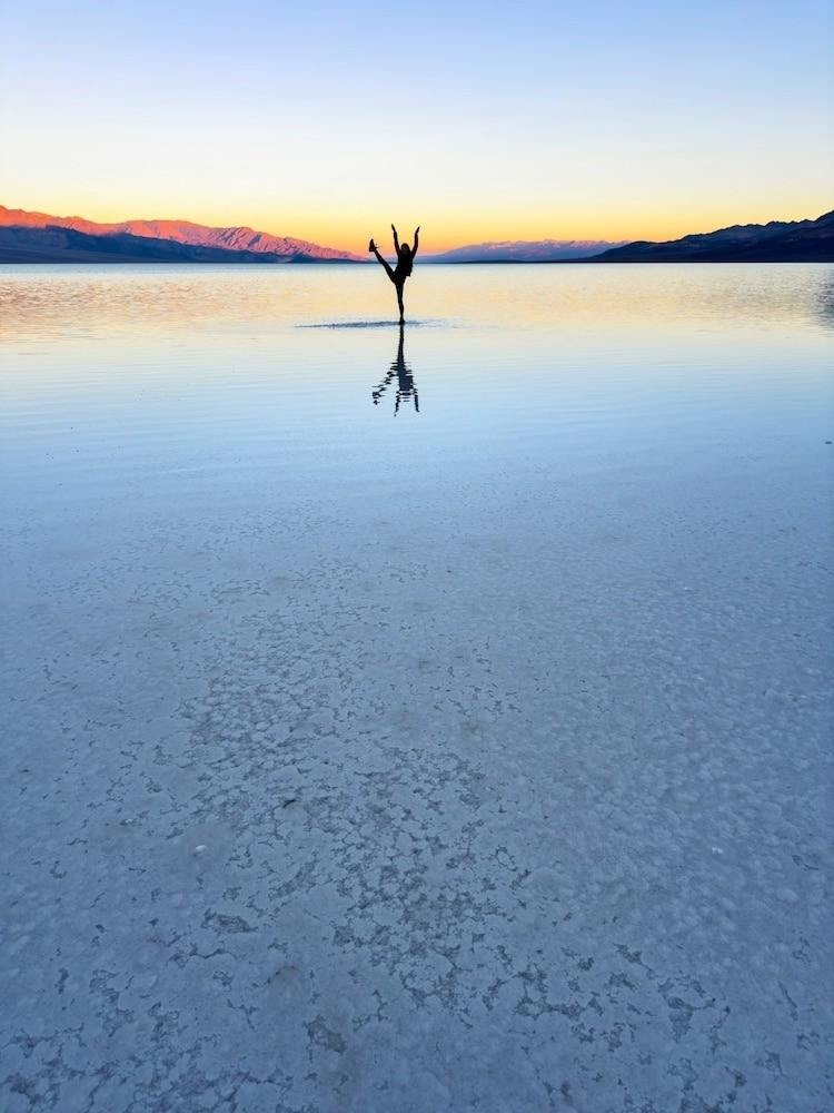 Thung lũng Chết vốn nổi tiếng với lượng mưa trung bình chỉ vài chục milimét mỗi năm nhưng các hiện tượng thời tiết cực đoan như bão nhiệt đới suy yếu đến các dòng sông khí quyển đang khiến việc dự đoán thời tiết, bao gồm lượng mưa trở nên khó khăn hơn. Ảnh: Tiffany Lin/Follow Tiff's Journey.